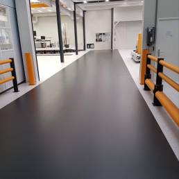 Stijlvolle bedrijfshal met matte epoxy vloer