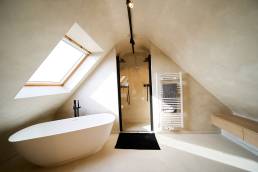 Badkamer met wand, plafond en vloer in mortex