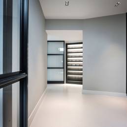 lichte beton ciré vloer in kantoorruimte